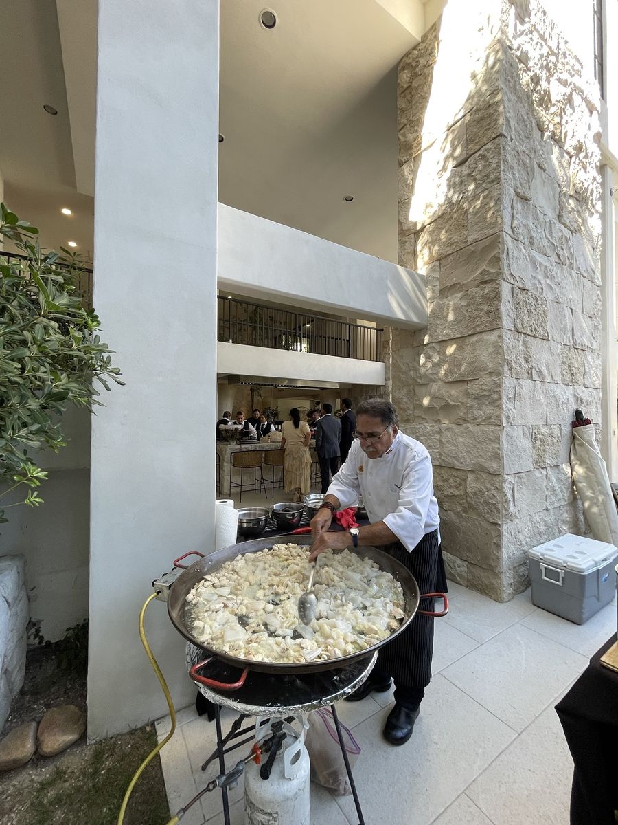 El chef cocinando en la terraza de un evento
