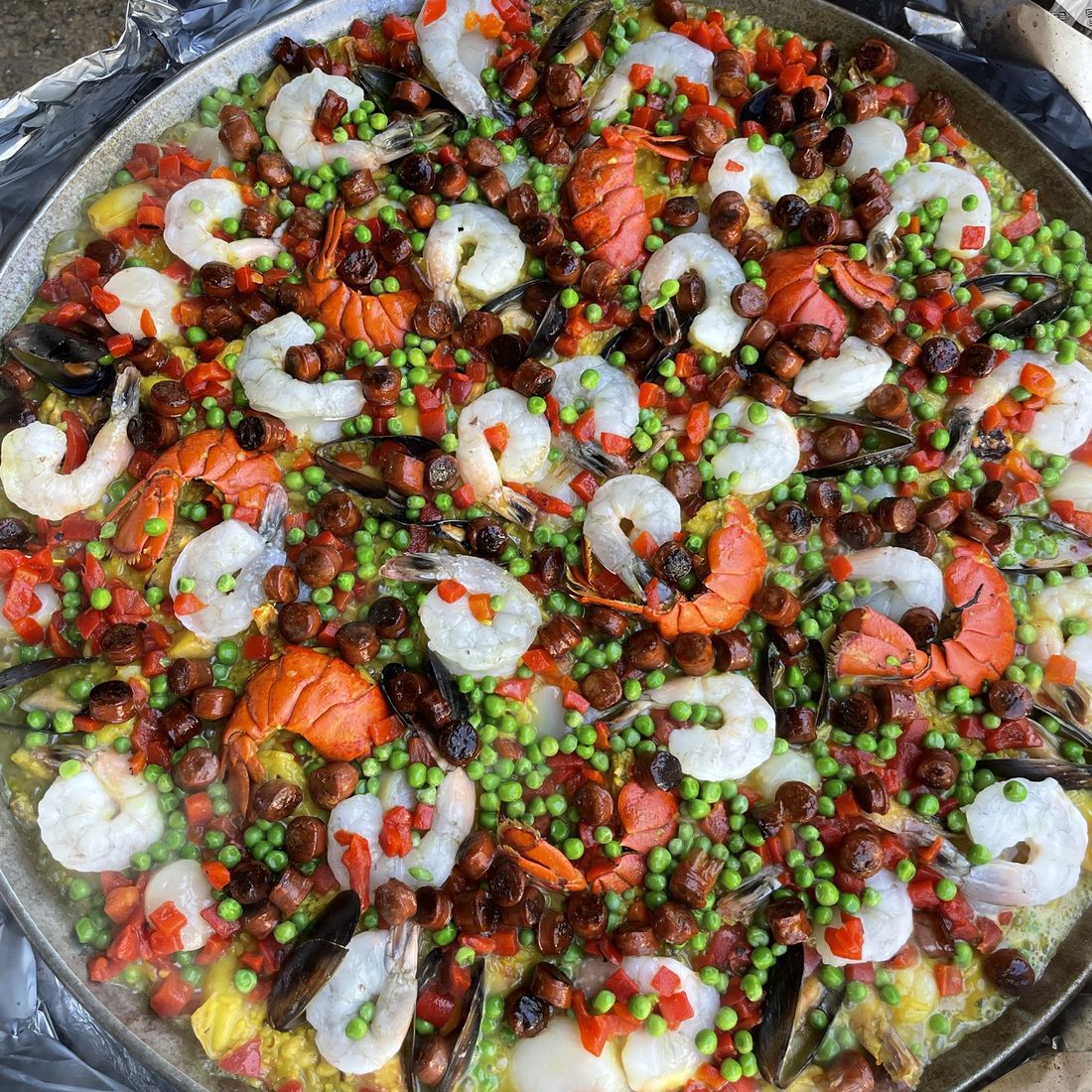 Paella de mariscos con langosta, camarón, mejillón y chorizo, vista desde arriba