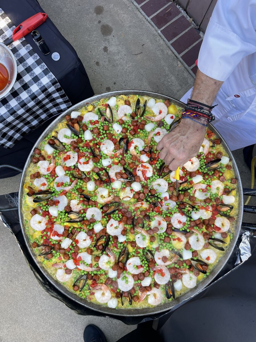 El chef revisando la paella de mariscos